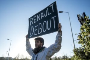 869608-renault-debout