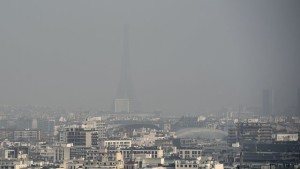 la-tour-eiffel-et-les-toits-de-paris-recouverts-de-pollution-le-18-mars-2015